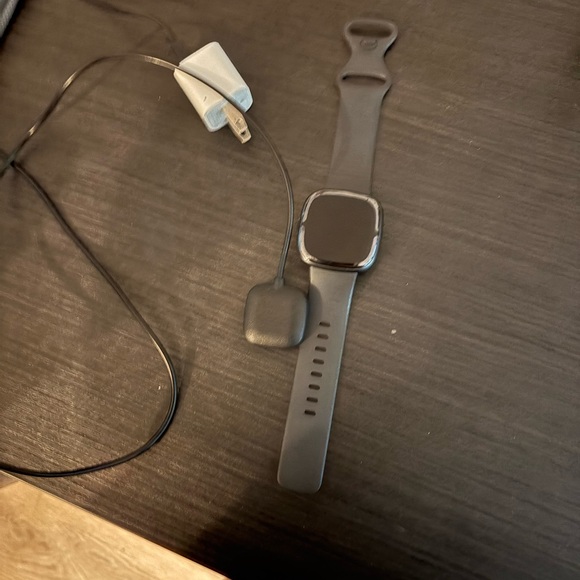 Fitbit versa 4 Smartwatch with Black Strap. Comes with charger. Works great.
